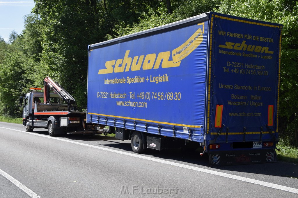 LKW in Boeschung A 3 Rich Frankfurt Hoehe Roesrath Lohmar P243.JPG - Miklos Laubert